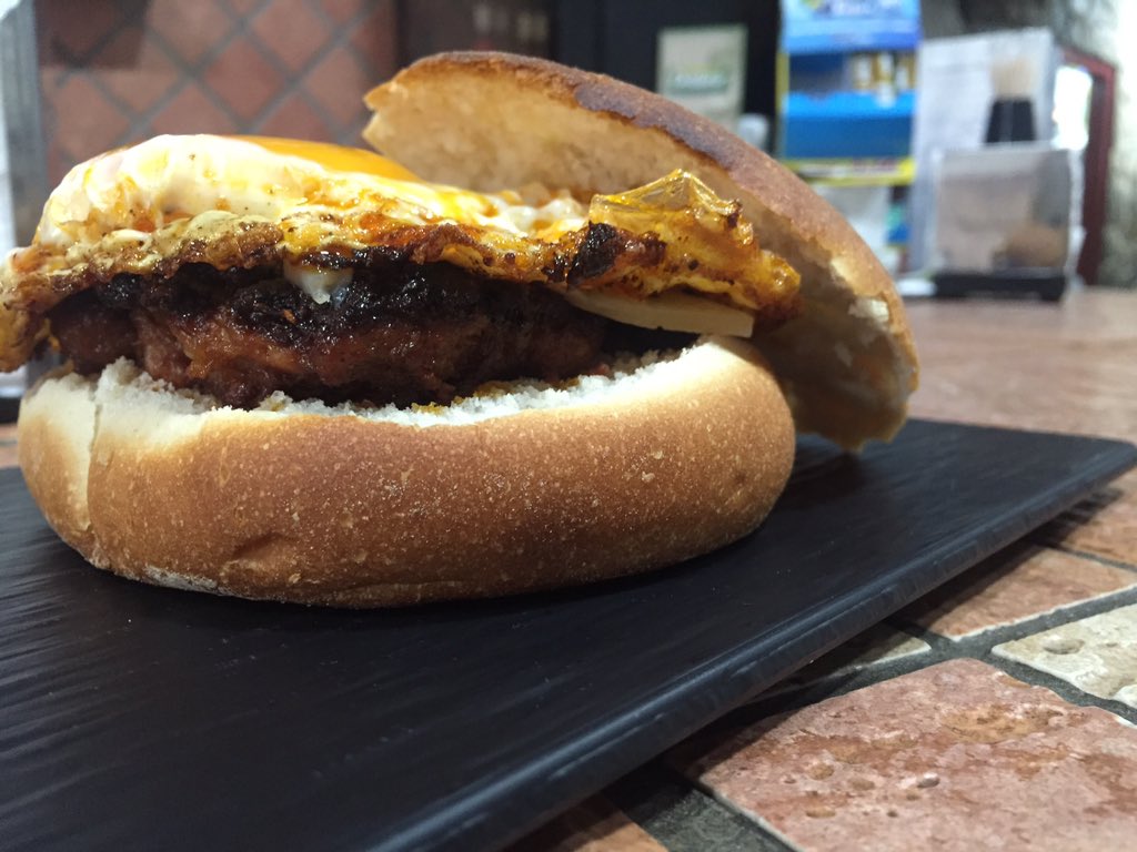 bar_LaFlaca's tweet photo. Hamburguesa de ibéricos con huevo frito https://t.co/JIa4xJYDw4