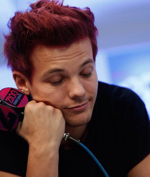Ya16h69bkxnd83's tweet photo. "@Your_Boo_Bear: скучаю по таким волосам Луйки.-. 

#ProudOfLouis 
#Top50FansOneDirection https://t.co/tJYzGWPZXm"