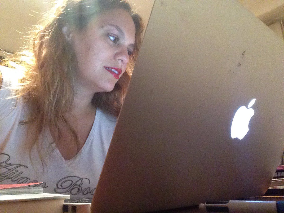 Foto mientras escribía el libro #redessexuales de <a href="/MCartoneras/">Meninas Cartoneras</a> y <a href="/zoografico/">Zoográfico ediciones</a> 
disponible en <a href="/arrebatolibros/">Arrebato Libros</a>