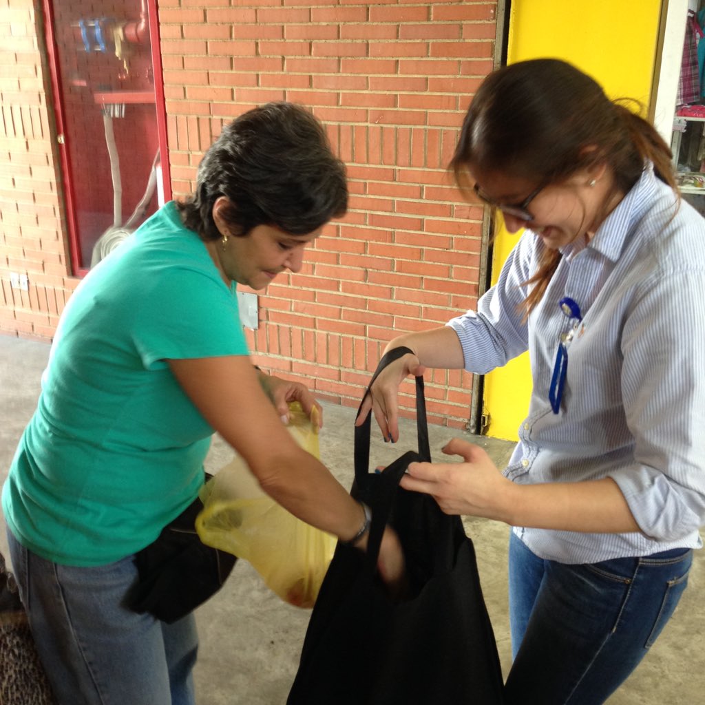AmbienteChacao's tweet photo. Clientes del @MChacao sacan sus compras de las bolsas plásticas para usar su #BolsaEco #ChacaoSustentable https://t.co/5Kvr0npTNh