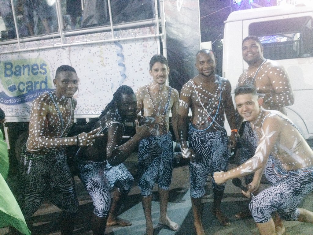 ArturKadratz_9's tweet image. Carro de som da alegri🎤👏🏼#NaGingaDaImperatriz #BercoDoSamba 💚💗