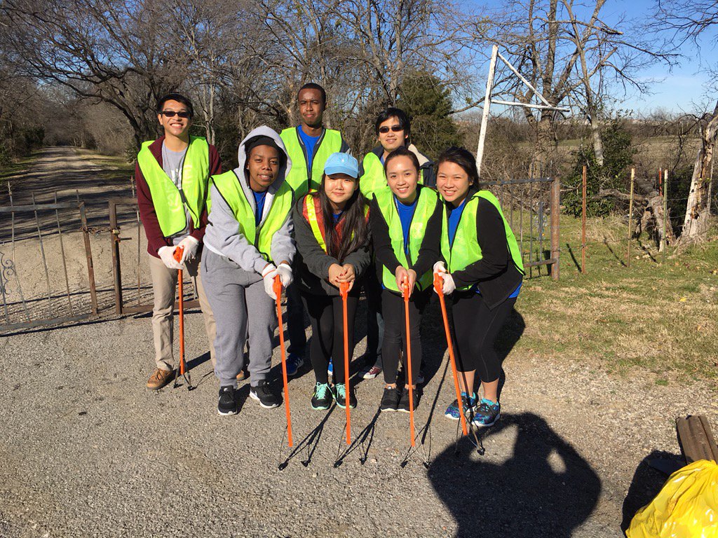 AllenInteract's tweet image. interact members at Sunrise road clean up!!