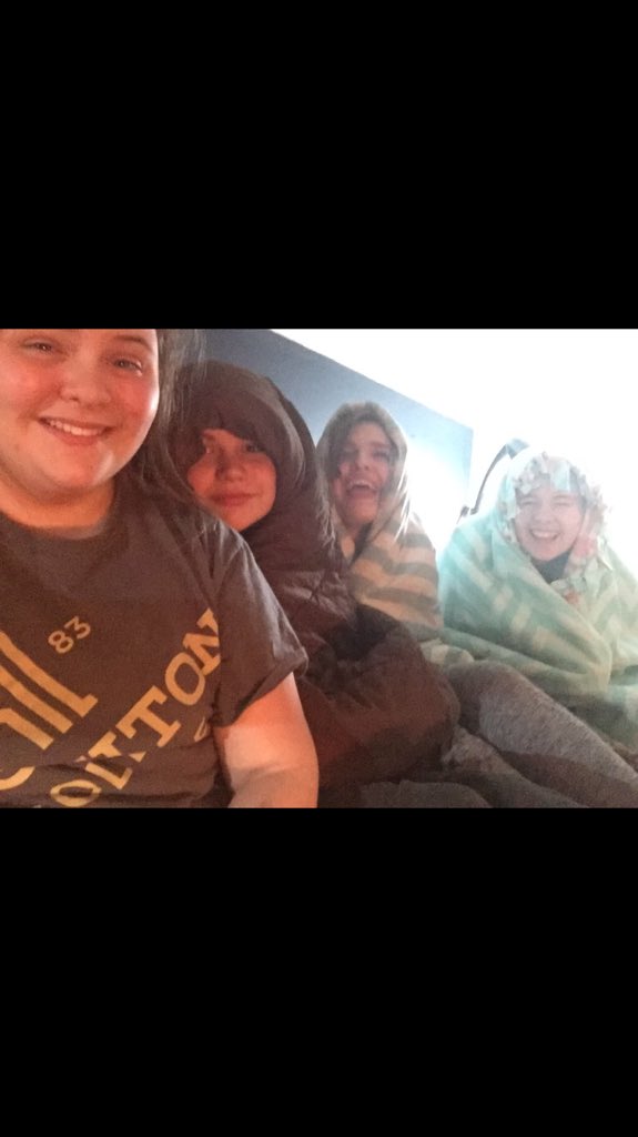 olivia_byron's tweet photo. #HappyBirthdayMyMother  #sweeet16 🎂🎂🎂🎊 https://t.co/BdB5neiqN8