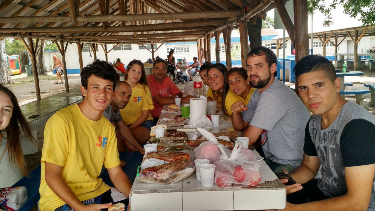 3framos's tweet photo. Con los chicos de juventud voluntarios, que hacen gran tarea compartiendo el almuerzo en el CEDEM 1 @JovenesPRO3F https://t.co/7CoLBEEodu