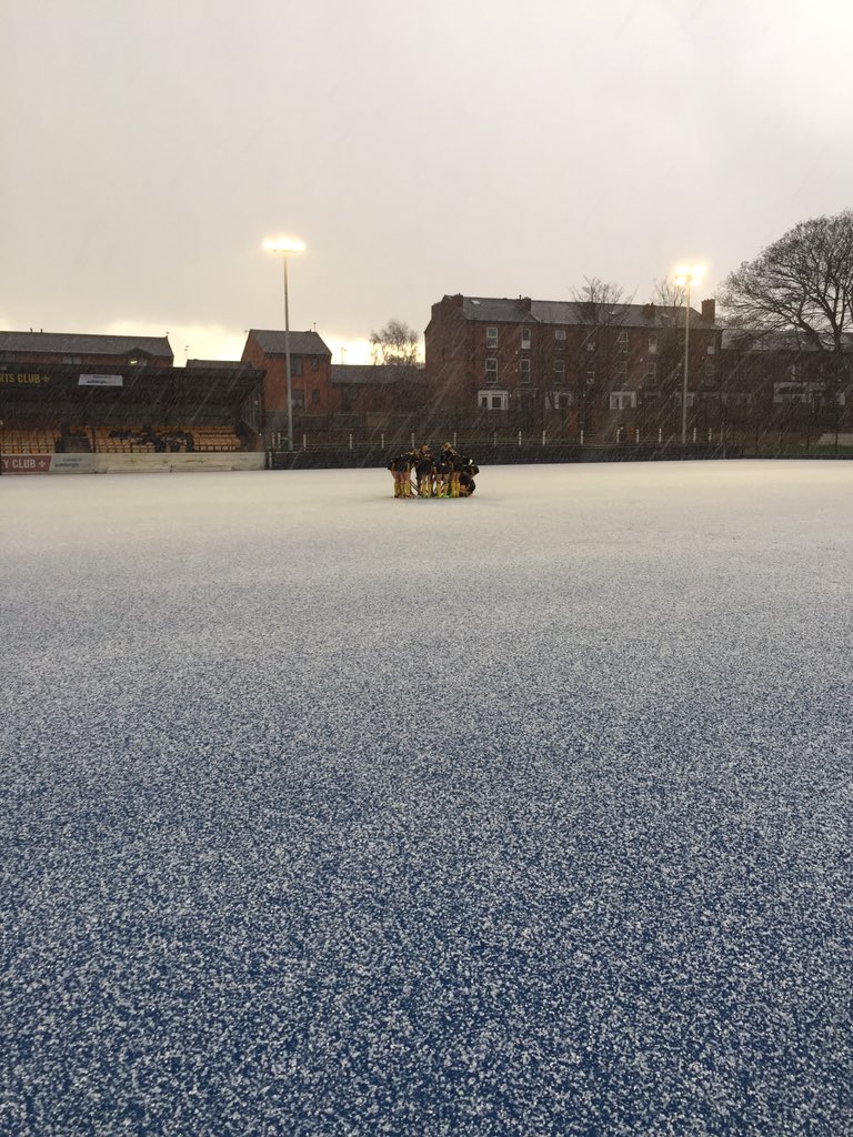 hallser's tweet image. Wind, rain, sleet, snow for @OfficialBeeHC girls today ☃ #snowidea
