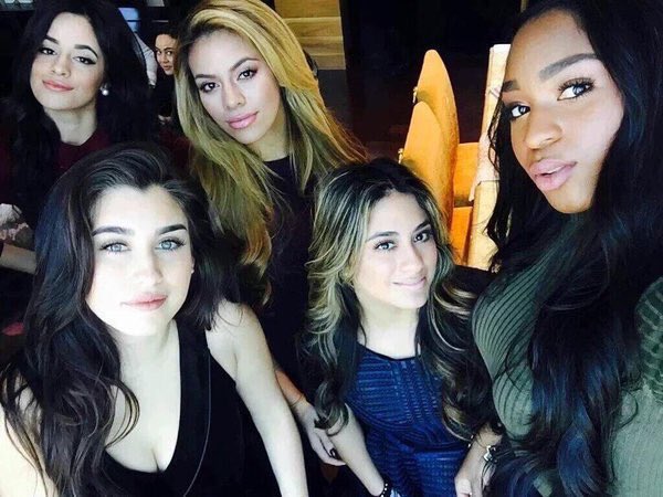 Anxietyukorg's tweet image. evolução das selfies #FifthHarmonyIsBack