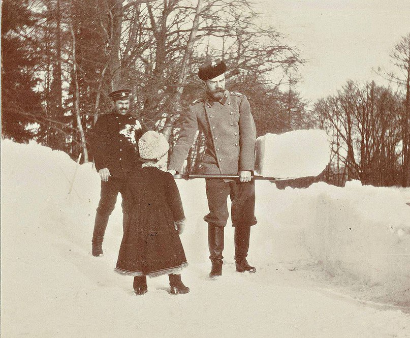 PlatonovVM's tweet image. Император Николай II за уборкой снега.Подобные снимки царской семьи не были предназначены дляfacebook.com/photo.php?fbid…