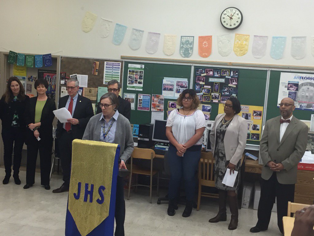 PPSConnect's tweet photo. Jeff grad rate 80% up 25 points in first 4 years of expanded Middle College. Principal Calvert:100% is the goal. https://t.co/EZtJLVVI3W