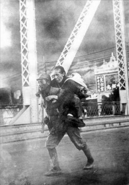 ウリナラガ ド ピンチii בטוויטר 1938年11月13日凌晨2点中国国民党军于湖南省长沙纵火引起的 长沙大火 文夕大火 事件 的镜头日本兵背着逃晚的中国老夫人往避难地拼命地跑