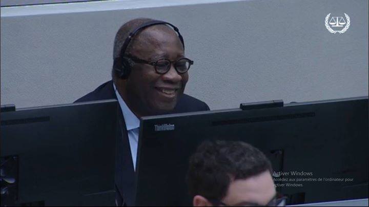 christesso's tweet photo. #ProcèsDeLaHonte Gbagbo rit des âneries de McDonald, aka Procureur FastFood..(#100Commentaires #CPI) via @GProtche https://t.co/6pwDKEoiQS