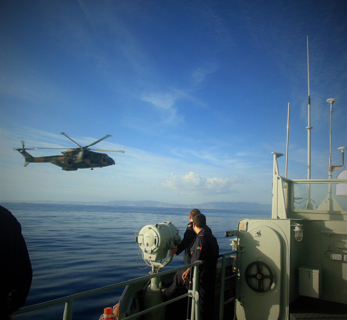 MarinhaPT's tweet photo. O NRP João Roby realizou um exercício em parceria com o helicóptero Merlin EH101, da @fap_emfa #parceriaparaavida https://t.co/FEKyY7pIWZ