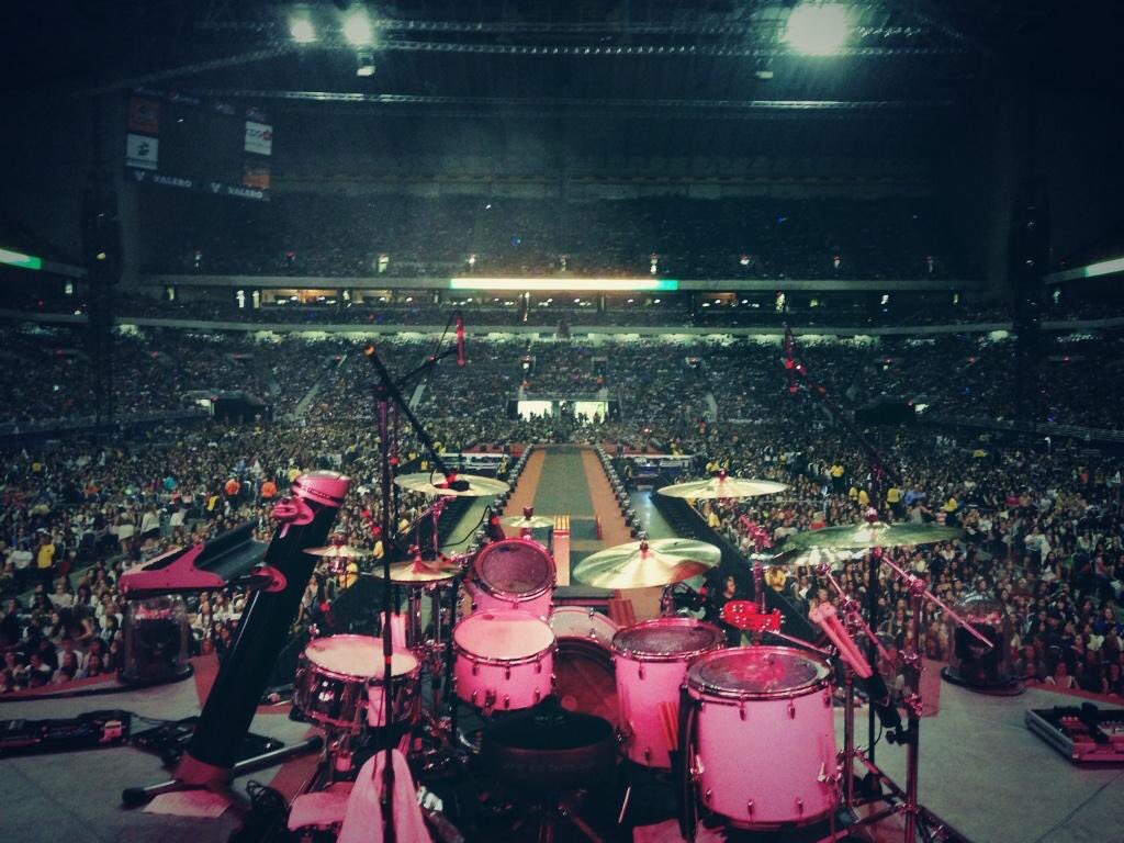 DEZUREI's tweet photo. My favorite #1DHistoryAndMe would have to be #WWASanAntonio because this is the crowd from my home. 💙 https://t.co/ouWaZUbous