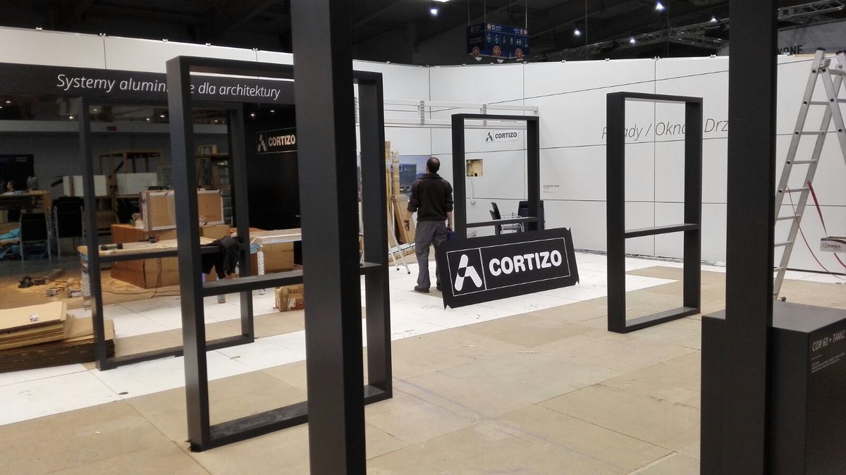 cortizo_es's tweet photo. En Poznan,el equipo de montaje ultima la puesta a punto de nuestro stand en #Budma2016 Nos vemos el martes! https://t.co/AZxLtR5QpP