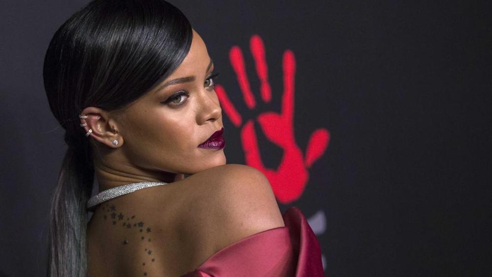 LaStampa's tweet photo. Rihanna pubblica a sorpresa il nuovo disco “Anti”, e si può scaricare gratis https://t.co/HxnV1O4ksv via @alicetta https://t.co/8d2CzWX5RY