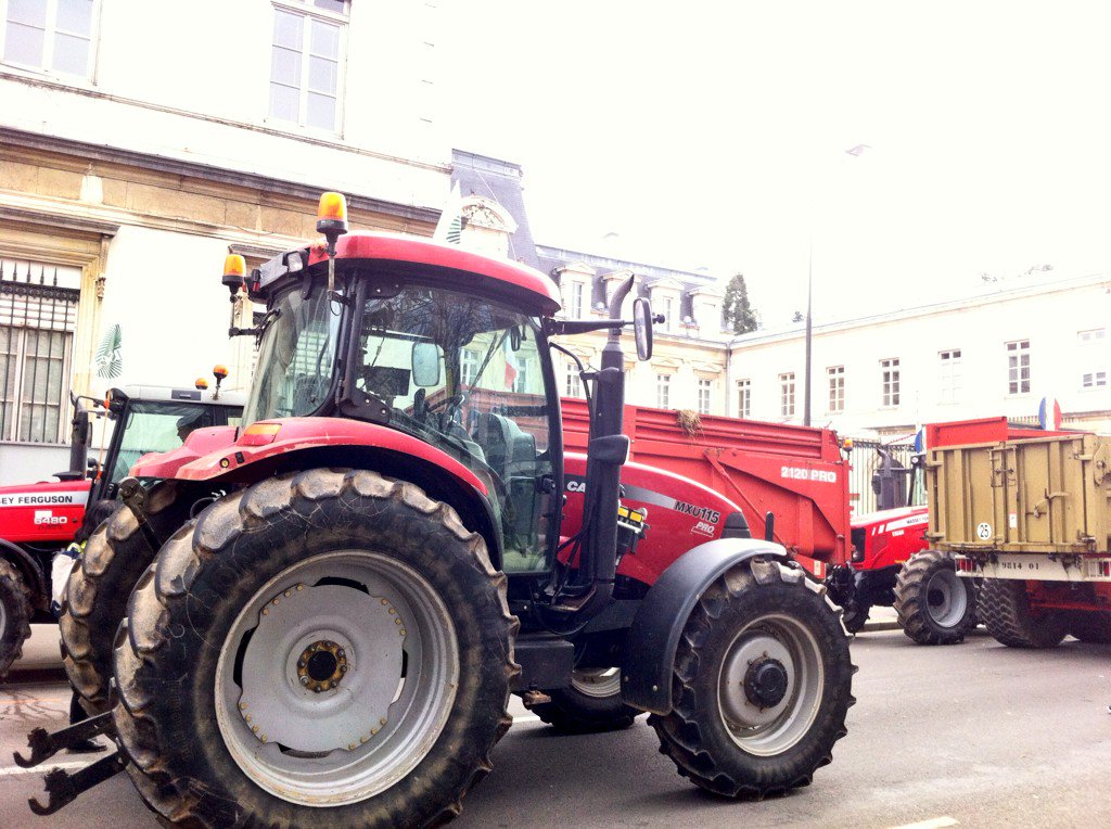 Manifestation #agriculteurs #Ain devant <a href="/Prefet01/">Préfète de l'Ain</a> #bourgenbresse