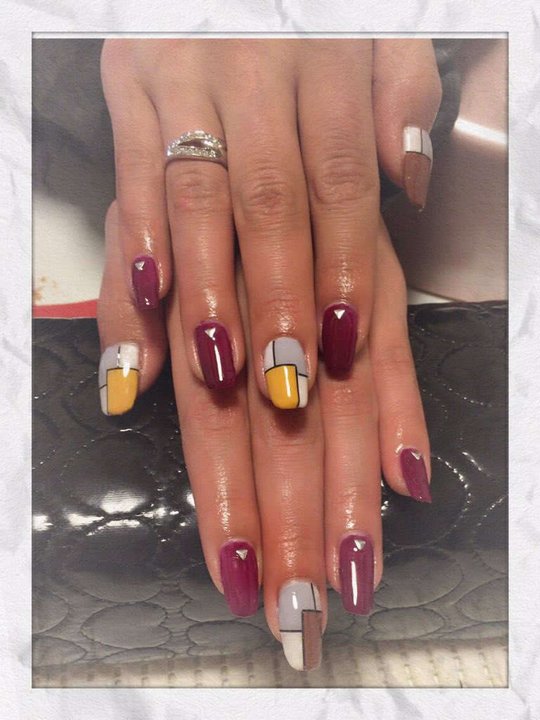 あ おともだちネイル ブロックネイル 時間かかって申し訳ない ラインテープうまく貼るコツないかなーーー ありがとうねー T Co Viafy4oj8d