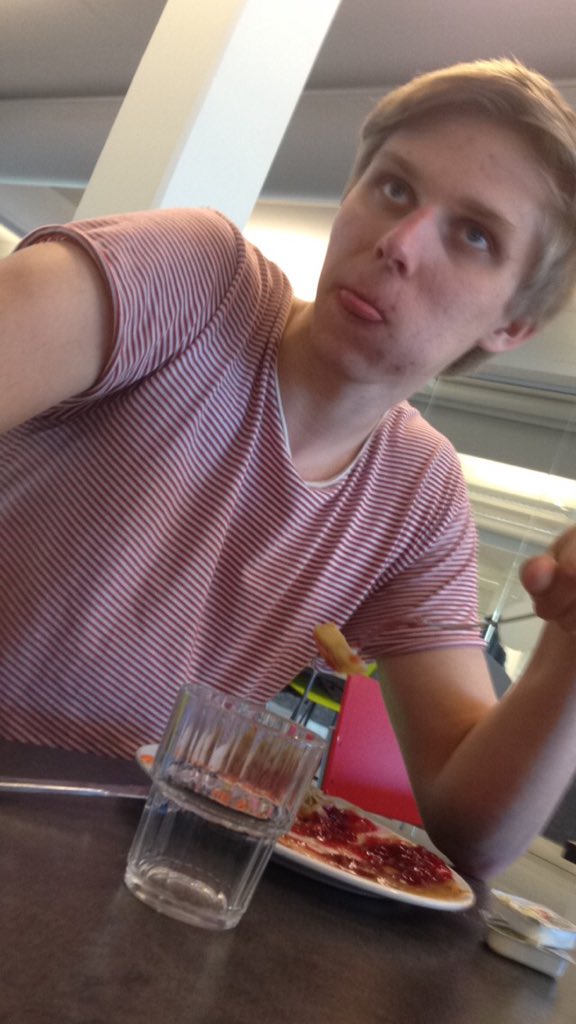 erikdenvilde's tweet photo. Gäller att slicka rent runt munnen när man äter biffar ;) #gentleman #töjarn https://t.co/GPRrtTUMte