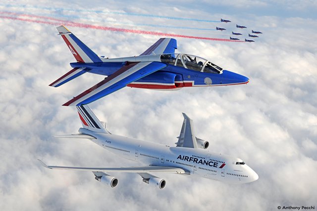 #AirFrance and <a href="/PAFofficiel/">Patrouille de France</a>: 2 jewels of french aviation flying side by side #AF747