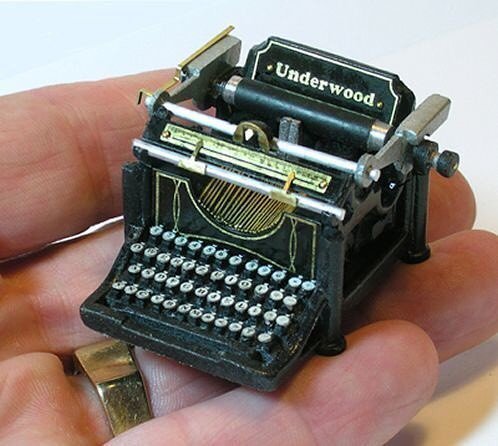 RealStanDavis's tweet image. “Tiny typewriters for short stories. #tinyobjects... ift.tt/1PD5rLF