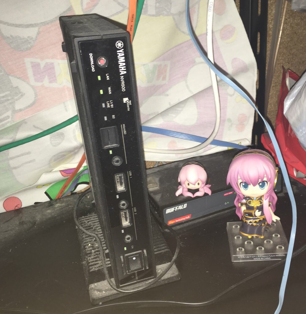 takolukasan's tweet photo. 我が家は #NVR500 である

// 鯖機の奥に隠れてるからホコリがきちゃない

#ヤマハルーター総選挙 https://t.co/J6jqzdvIxO