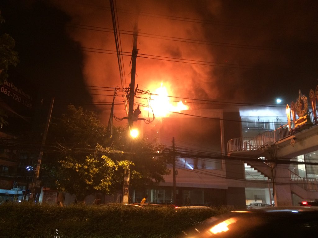 spindygal's tweet image. ไฟไหม้ BM พระราม 4 ใครใช้เส้นทางหลีกเลี่ยงได้หลีกเลี่ยงค่ะ @js100radio