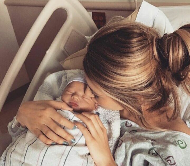 freddietommoBr's tweet photo. Freddie com sua mamãe Brianna #DirectionersBestFans2016 https://t.co/UYmIrltqjD
