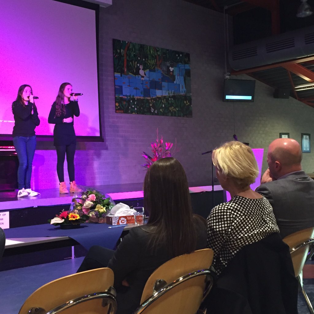Varendoncknews's tweet photo. Peter Tijs ontvangt als dank een beeld van de hand van Theo van Dam &amp; Diede en Jasmine #mavo2 zingen een mooi lied https://t.co/3ntkbDpTUw