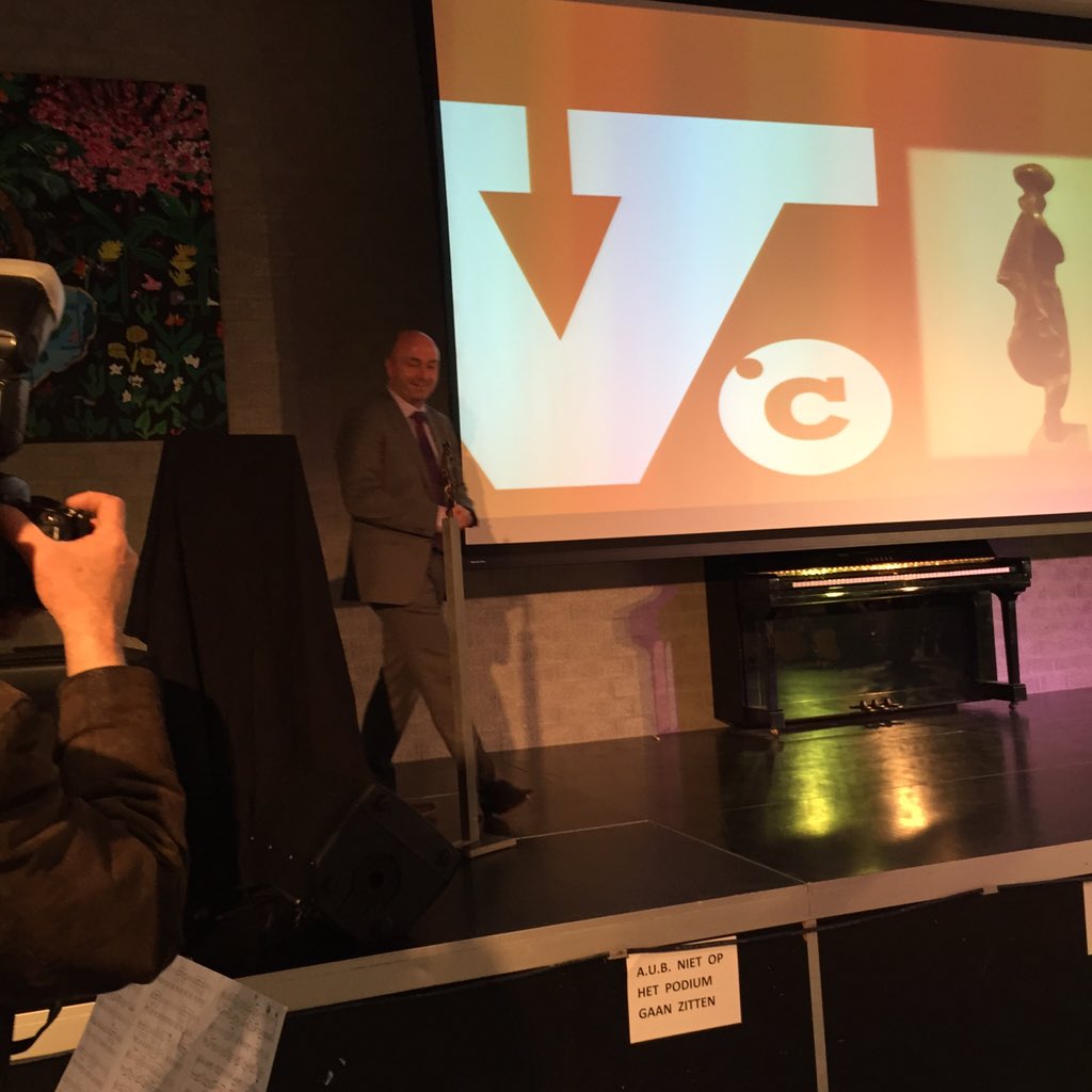 Varendoncknews's tweet photo. Peter Tijs ontvangt als dank een beeld van de hand van Theo van Dam &amp; Diede en Jasmine #mavo2 zingen een mooi lied https://t.co/3ntkbDpTUw