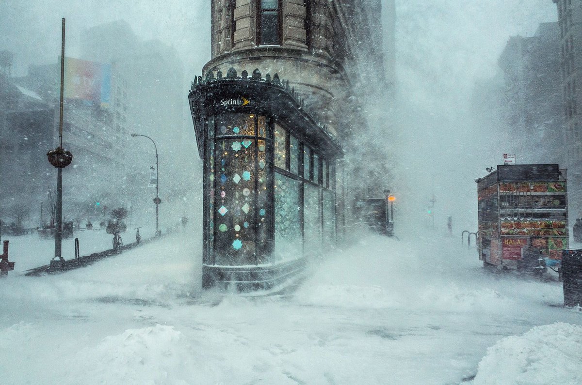 jaredbkeller's tweet photo. This photograph from New York’s insane blizzard looks like an impressionist painting https://t.co/3jGTYDi9vL https://t.co/TOgShjfpsg