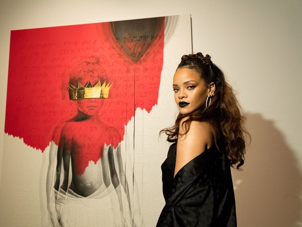 voguebrasil's tweet photo. Rihanna lança, enfim, seu novo álbum https://t.co/bxoQvNm23G https://t.co/6mXR8gtAHP