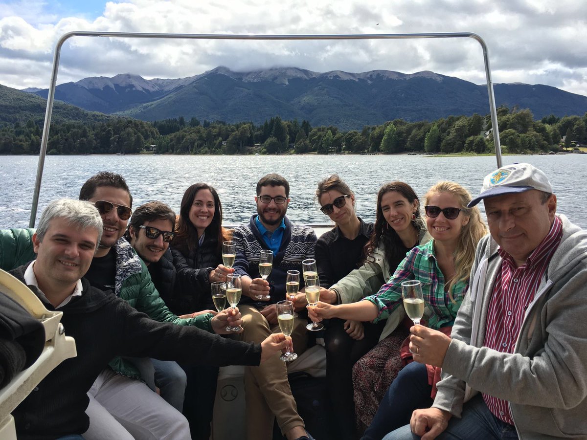 Brindando con Viniterra Prosec en el Lago Nahuel Huapi ¡Salud!