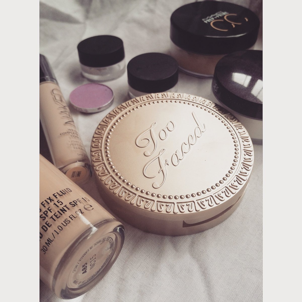 Laura_cuddles's tweet photo. @TooFaced bronzer smells good enough to eat 😍🍫 #toofaced #milkchocolatesoleil #mattebronzer #mua #bblogger #irishmua https://t.co/FPb69K8V2T