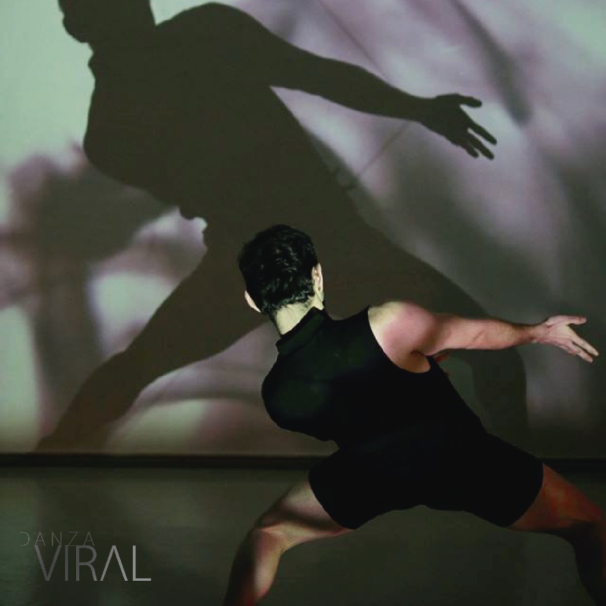 DanzaViral's tweet photo. Nuevo taller de #DanzaContemporánea con Freddy Ayón, martes y jueves en @cc_allende #talleresprofesionales #sma https://t.co/oPqHjizd2j