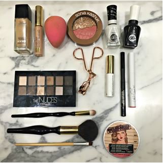 Here's what I brought with me on a 4-day trip! See the full list on LOVELISTYLE.COM #whatsinmymakeupbag