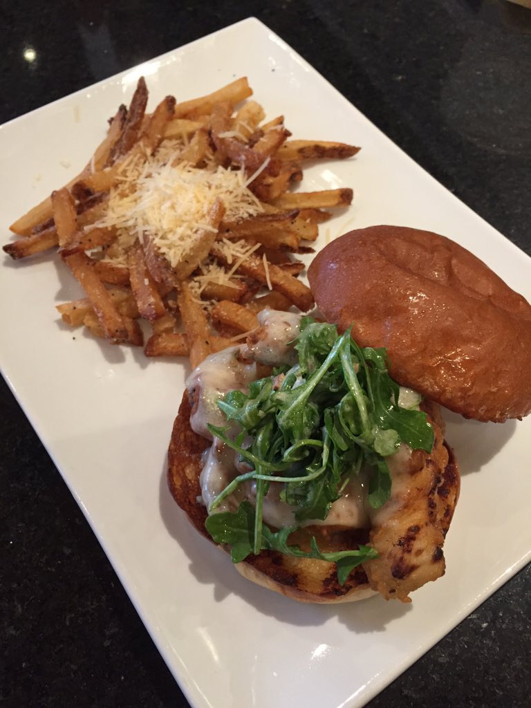 thegentrybar's tweet photo. #Friedchickensandwich #gorgonzola #bacondressing #kingstreet #foodie #chs https://t.co/5yDhS4AgYb