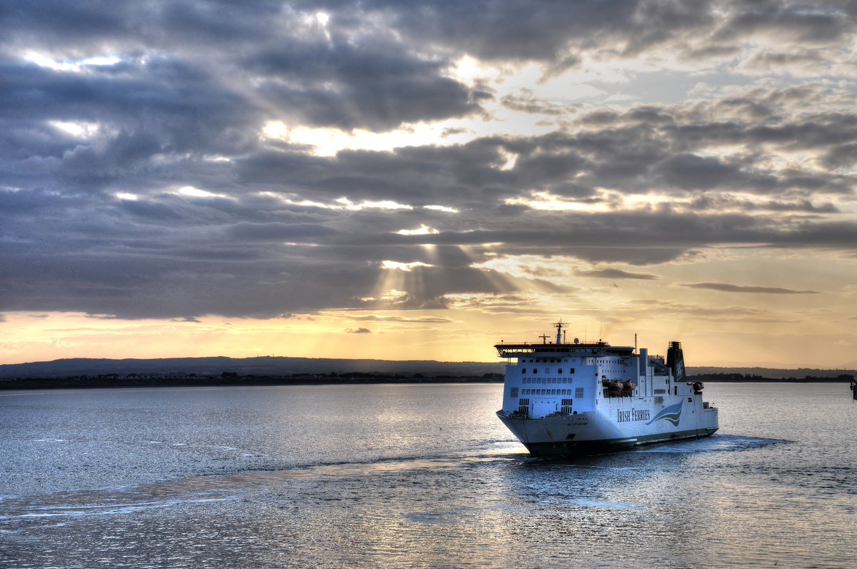 DtvPhotography's tweet photo. @Irish_Ferries looking great in the sunset!! #ExcellentFerries https://t.co/nQymPazazS