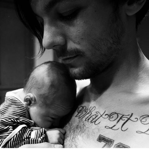 aidah2002ah's tweet photo. soo cute ...he will be the best daddy ever !! i know it @Louis_Tomlinson i hope booth stay healthy and soo happy ❤ https://t.co/3yBnqUbP2a
