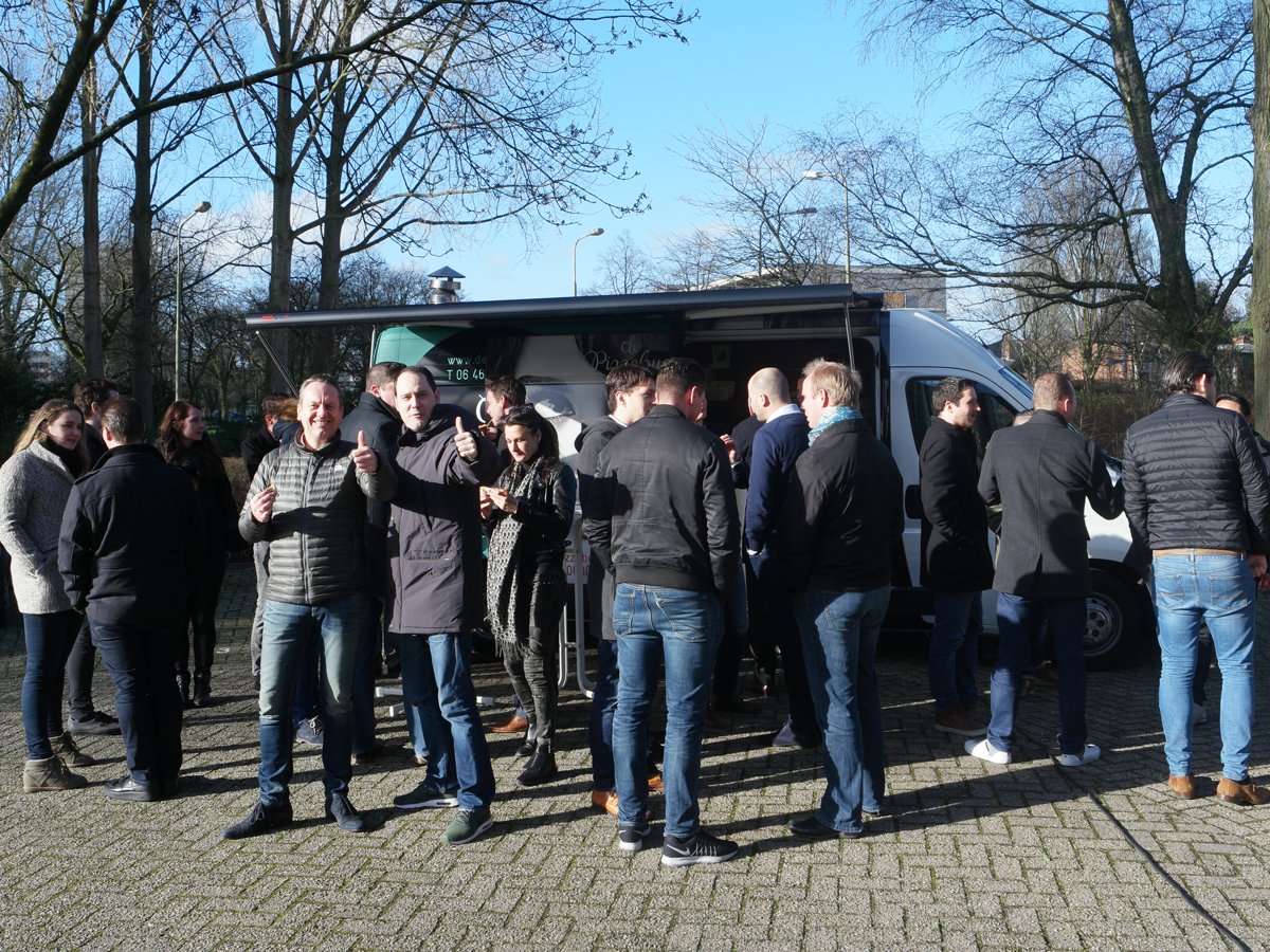 DomburgPartners's tweet photo. Vandaag hebben wij een lunch van de @DePizzabus aangeboden aan onze gewaardeerde partner @centralpoint_nl! https://t.co/1L4bcsO4ZY