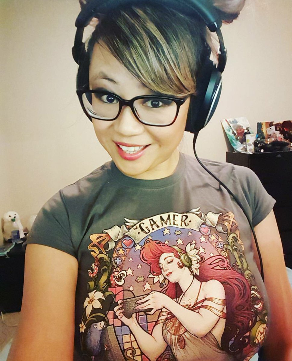 seriouslyclara's tweet photo. Morning. Everything in my body hurts, but at least I have my controller. #gamerlife https://t.co/5Or0aHkNL5 https://t.co/L0HHigsidX