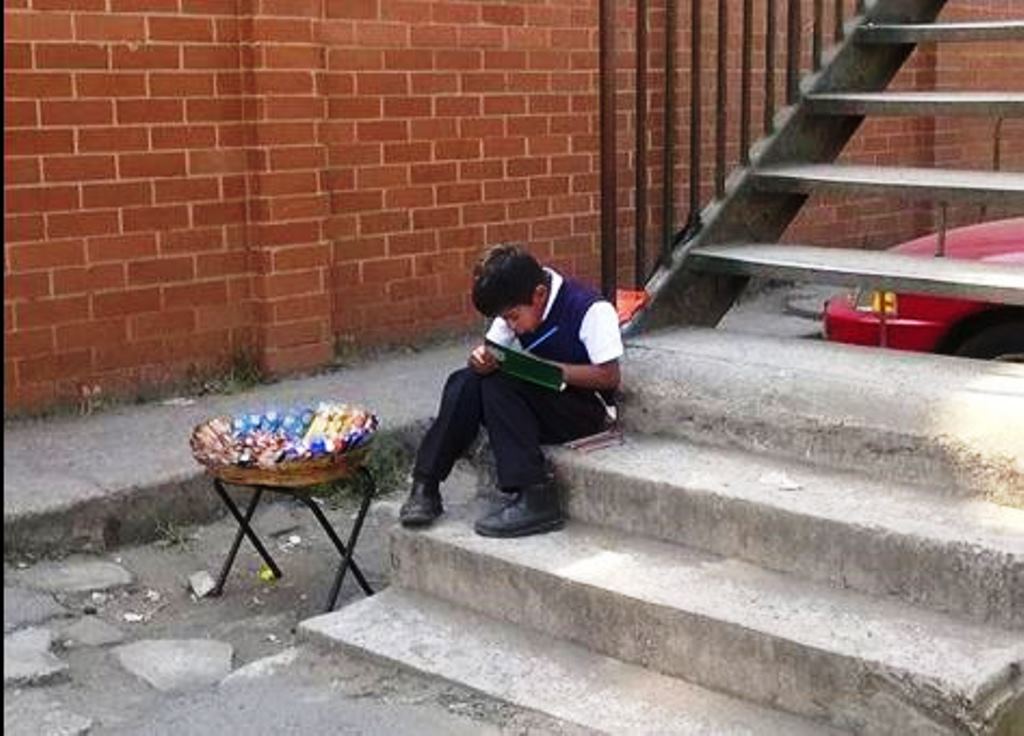 prensa_libre's tweet photo. #OjoDelLectorPL | Niño hace sus tareas mientras vende chicles en una pasarela | https://t.co/ZeCIKQMenF | https://t.co/HvlOVLGtbi