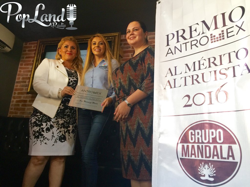 PoplandRadio1's tweet photo. se llevó acabo la Entrega del "Premio Antromex al Mérito Altruista 2016" @CinthyaOsorioG @GobSolidaridad #Abolengo https://t.co/JE6bH8hYOv