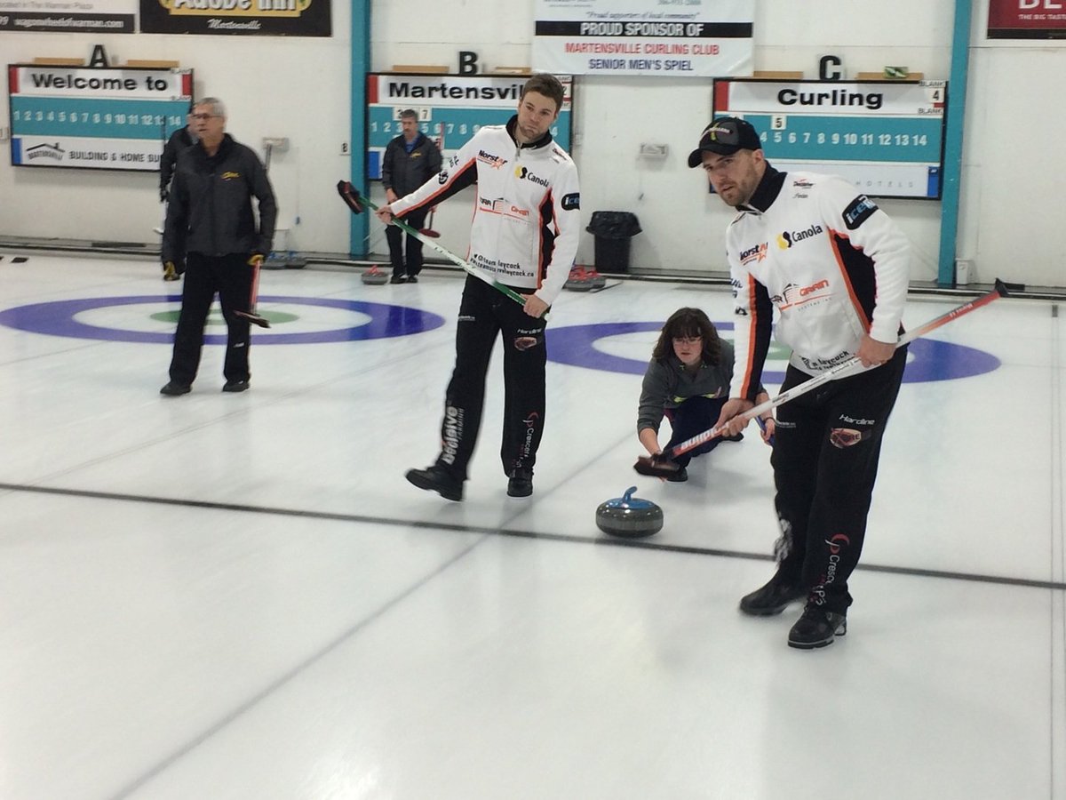 DebR5sn's tweet image. @teamlaycock thanks for treating our juniors so well last night #curlingday #fungame
