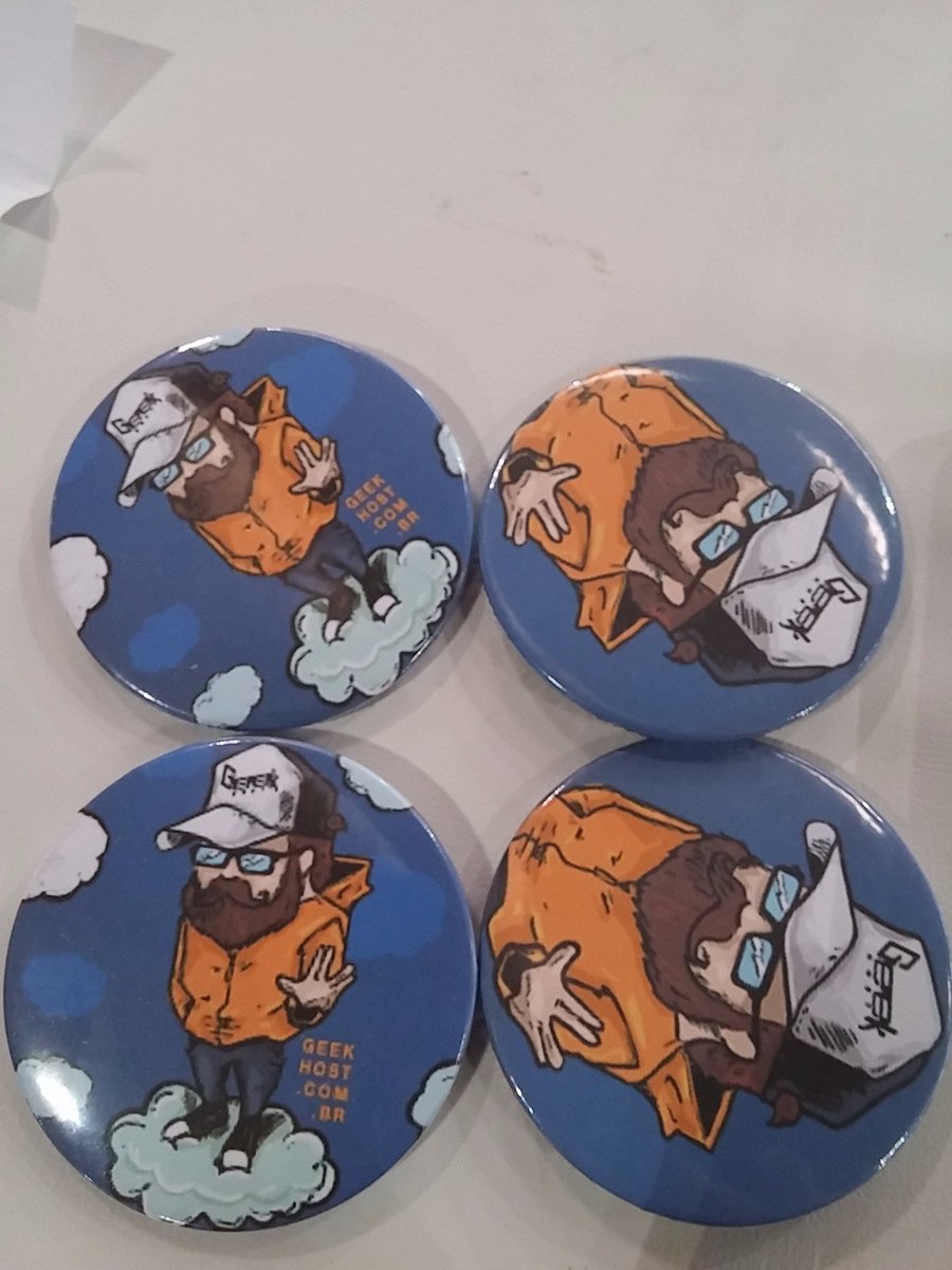PensadorAnon's tweet photo. Para os primeiros 4 tweet selfies com o adesivo ou cartão da GeekHost. com #GeekHost na #CPBR9 @PensadorAnon https://t.co/NdqSocYK4P