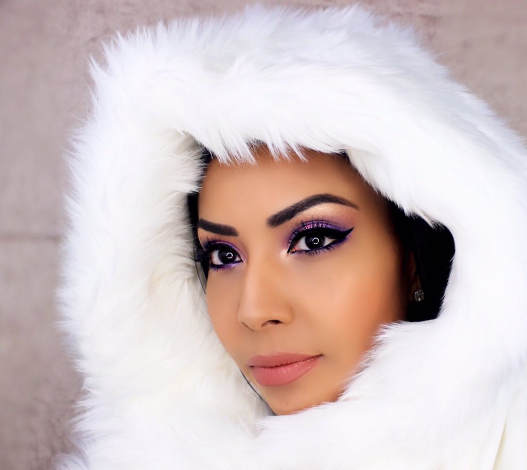 VlVAJACKIE's tweet photo. These eyeshadow colors keep me warm. 😉💜 https://t.co/zKxSG9v09v