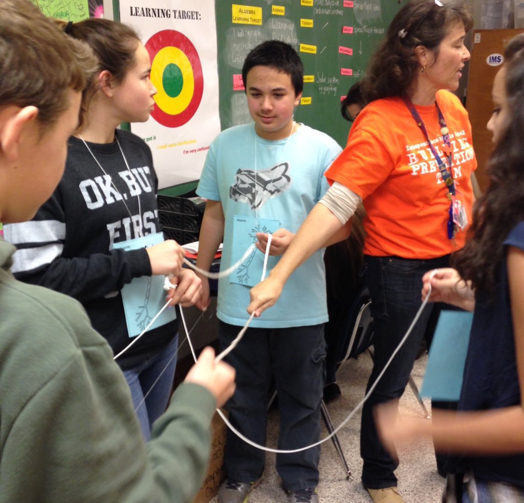 DrMReilly1's tweet photo. @growthmindset1 @IMSEagles #senators8 Ss simulate neuron connections while learning how the brain works https://t.co/ZQvHILDgv2