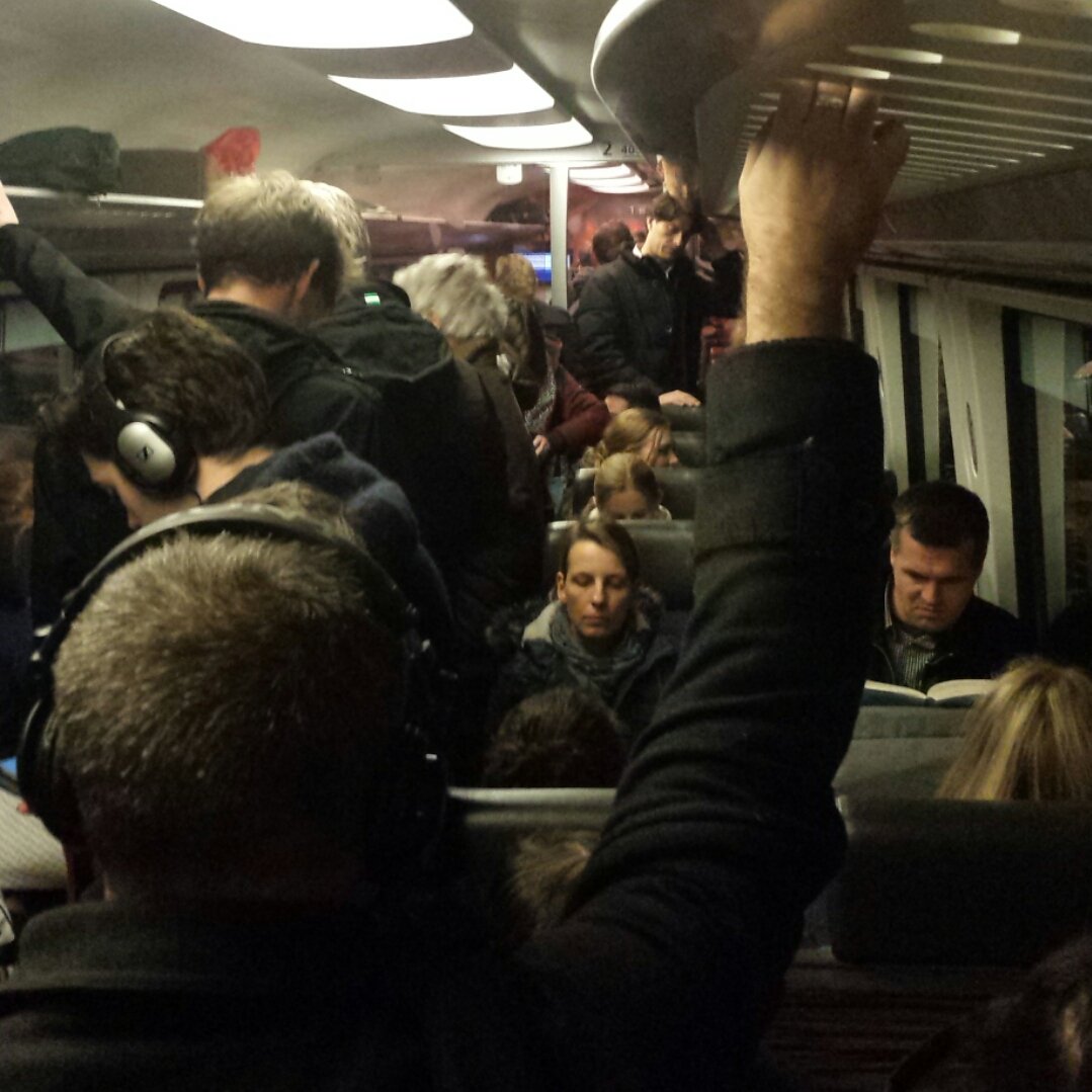 ferrydendopper's tweet photo. Conducteurshumor: "Dames en heren, wilt u zoveel mogelijk de gangpaden vrij houden?" #treinleven https://t.co/jnuiyTBgzY