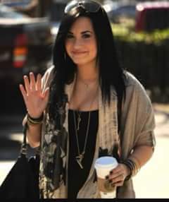 stanspaulson's tweet photo. #HAPPYLOVATCSDAY ❤❤😍 @ddlovato https://t.co/ZVRzRfx2xy