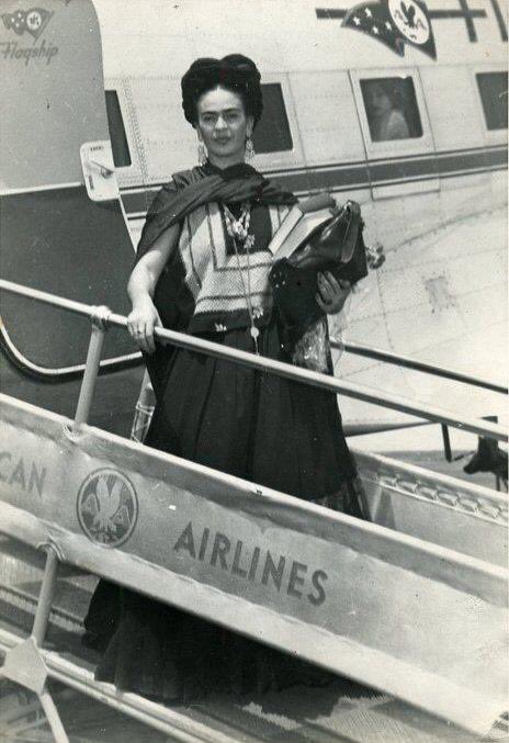 LuckyWorkingMom's tweet photo. Love this picture!! @AmericanAir @FridakahloFrida Frida arriving to NYC https://t.co/32mtmisdoc