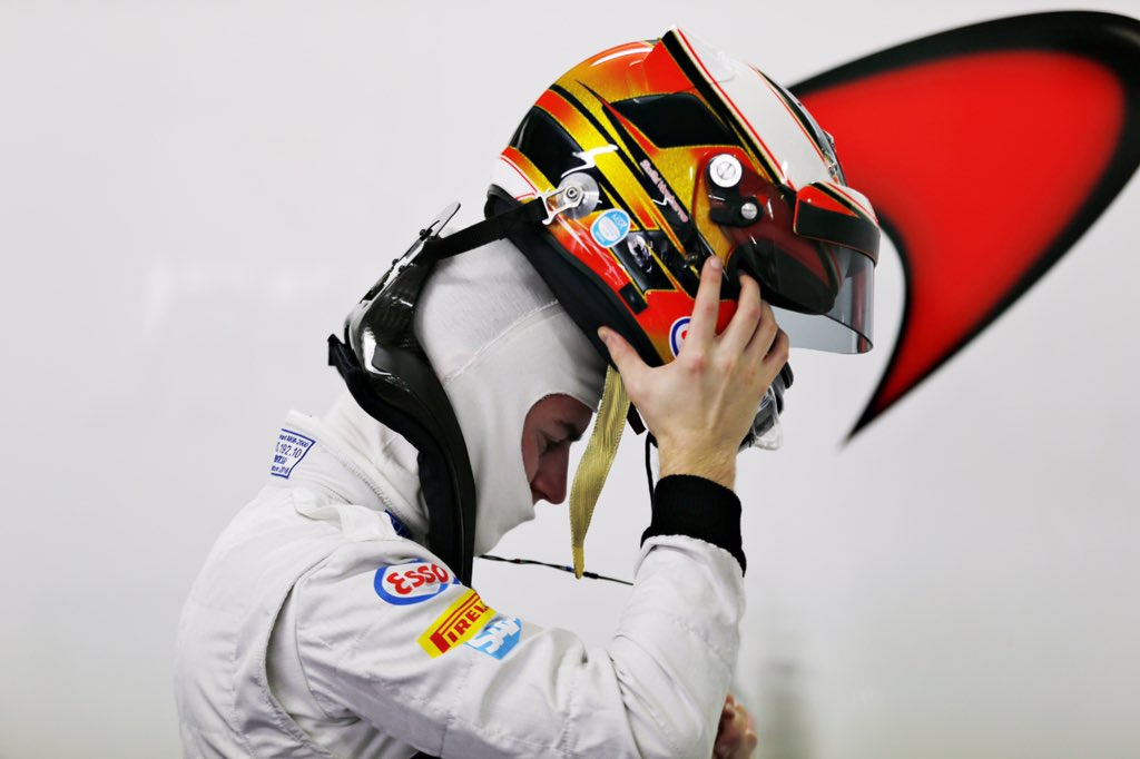 svandoorne's tweet photo. When things get serious... 🎩 #McLarenHonda #tbt #PaulRicard #WetTesting #Pirelli https://t.co/tqxUZuwOIx