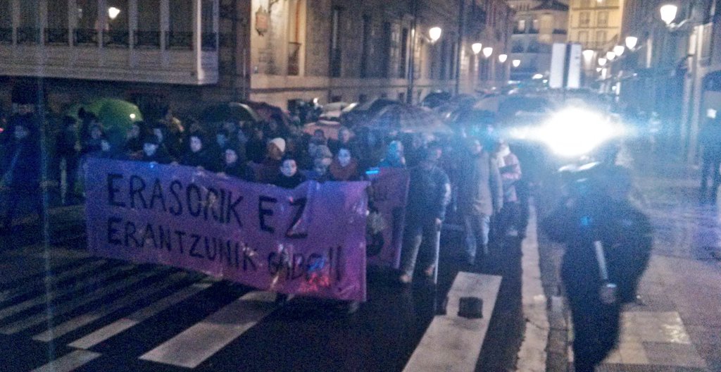 Jendetza erailketa matxista salatzeko Gasteizko manifestazioan
#ErasorikEz
#MatxismoakHiltzenDu
#YaValeHostia